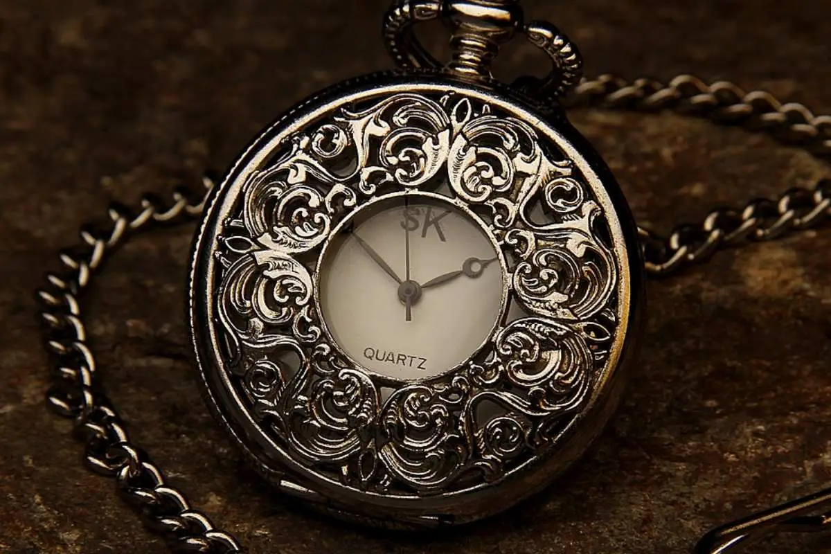 Orologio da tasca antico: ecco i segreti per identificarne uno prezioso Orologio da tasca antico: ecco i segreti per identificarne uno prezioso
