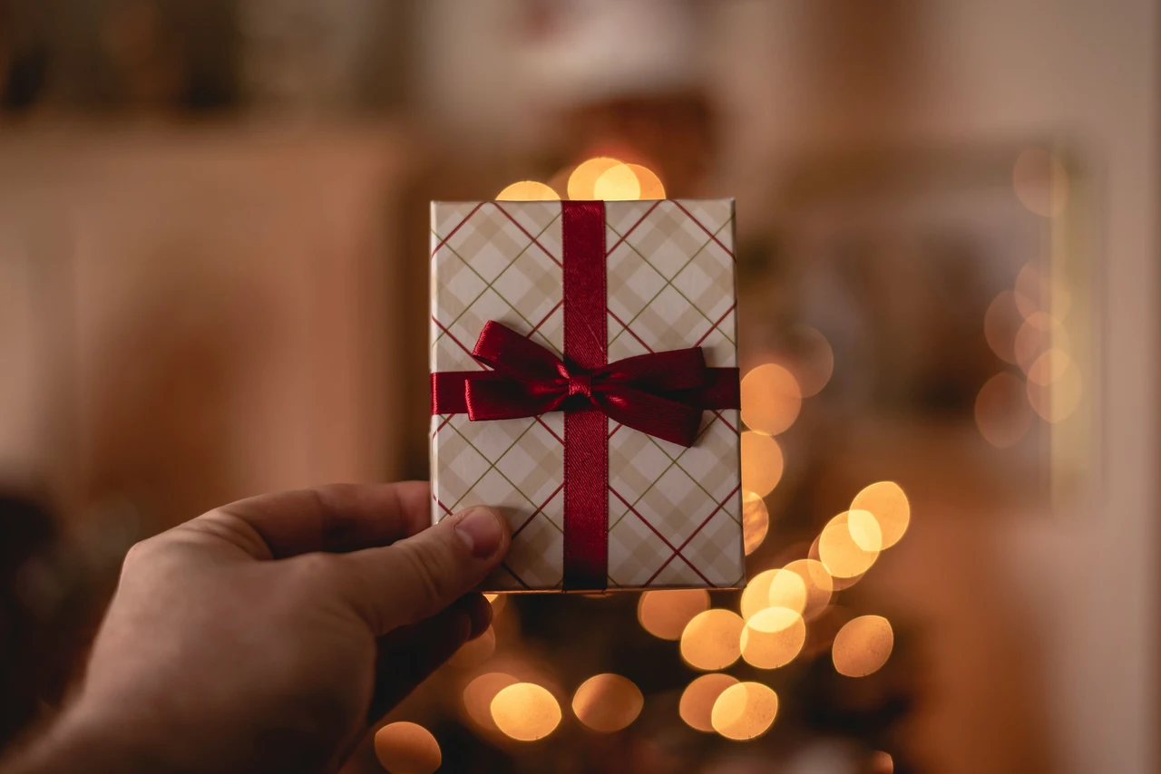 Come riconoscere una carta regalo manomessa: i 3 segnali secondo la Polizia Postale Come riconoscere una carta regalo manomessa: i 3 segnali secondo la Polizia Postale