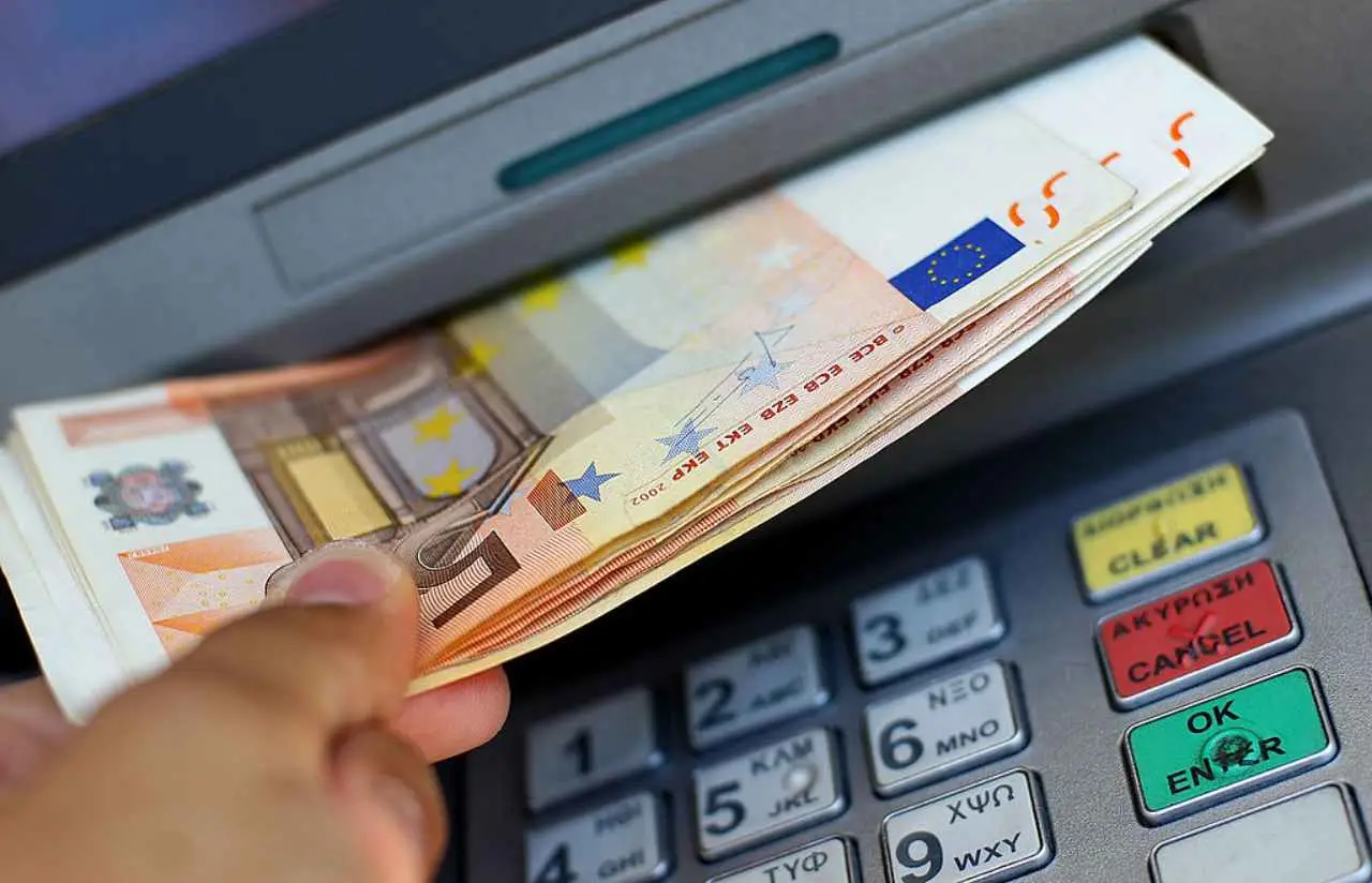 Prova questo trucco per evitare commissioni nascoste sul Bancomat: la guida dell’ABI Prova questo trucco per evitare commissioni nascoste sul Bancomat: la guida dell’ABI
