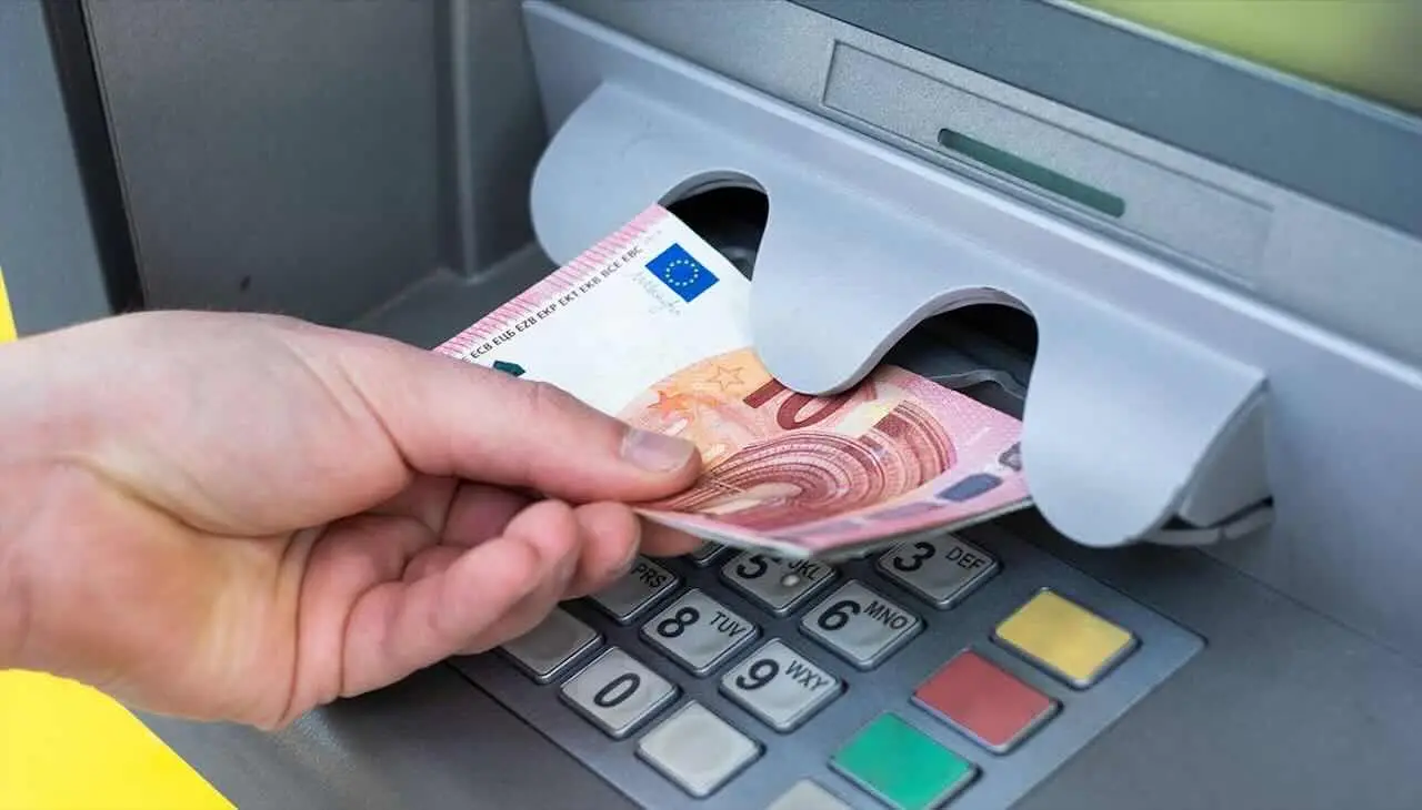 Attenzione al prelievo di contanti: ecco il limite da non superare per non avere problemi Attenzione al prelievo di contanti: ecco il limite da non superare per non avere problemi