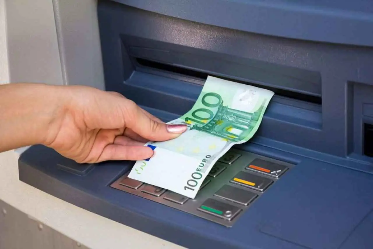 Attenzione al prelievo di contanti: ecco il limite da non superare per non avere problemi Attenzione al prelievo di contanti: ecco il limite da non superare per non avere problemi