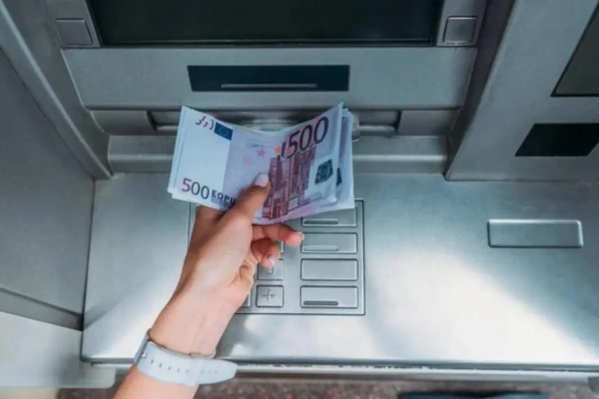 Attenzione al prelievo di contanti: ecco il limite da non superare per non avere problemi Attenzione al prelievo di contanti: ecco il limite da non superare per non avere problemi