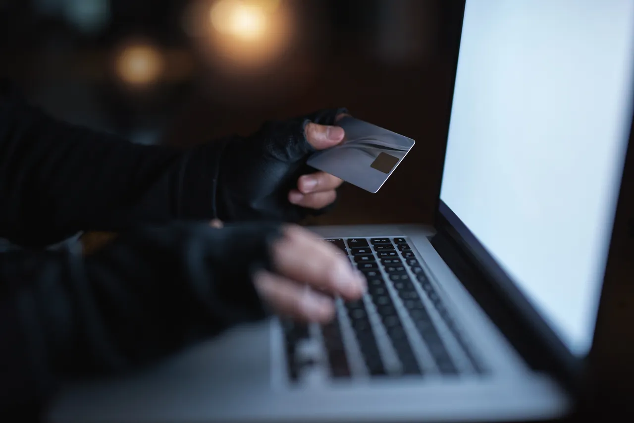 Attenzione ai finti operatori bancari: la truffa telefonica che svuota i conti Attenzione ai finti operatori bancari: la truffa telefonica che svuota i conti