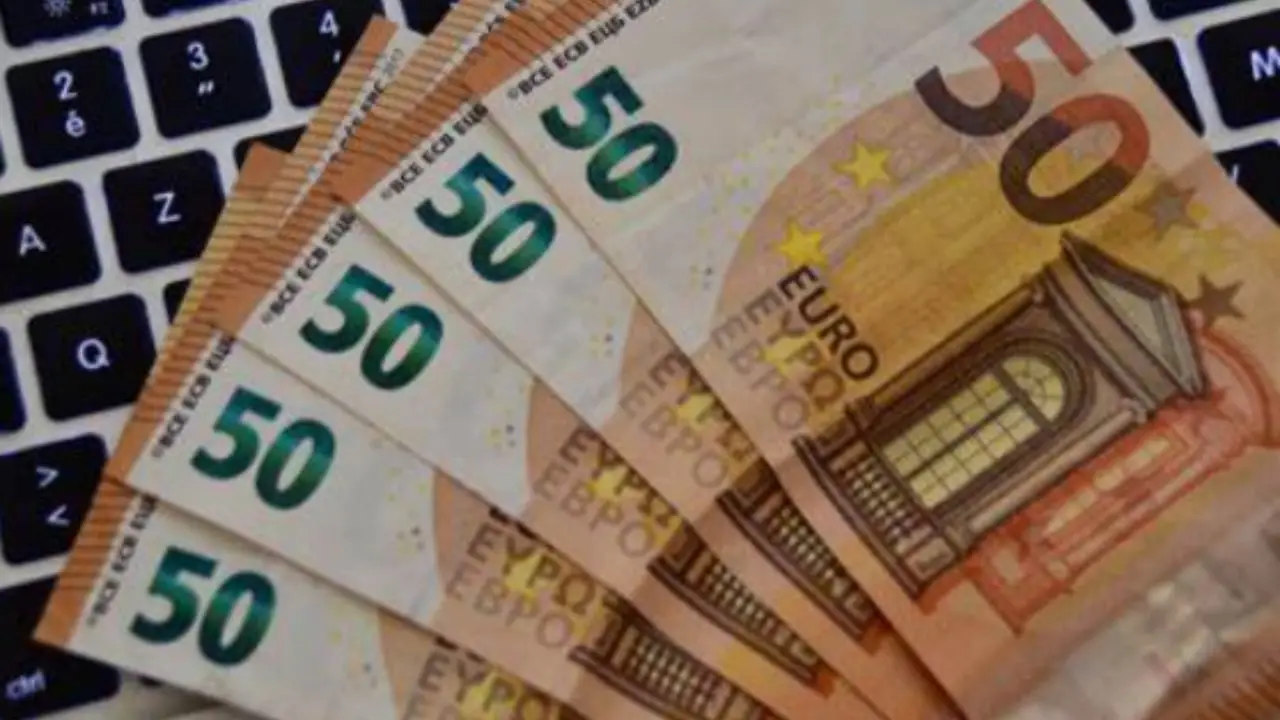 Come capire se una banconota da 50 euro è rara: i dettagli da controllare subito Come capire se una banconota da 50 euro è rara: i dettagli da controllare subito