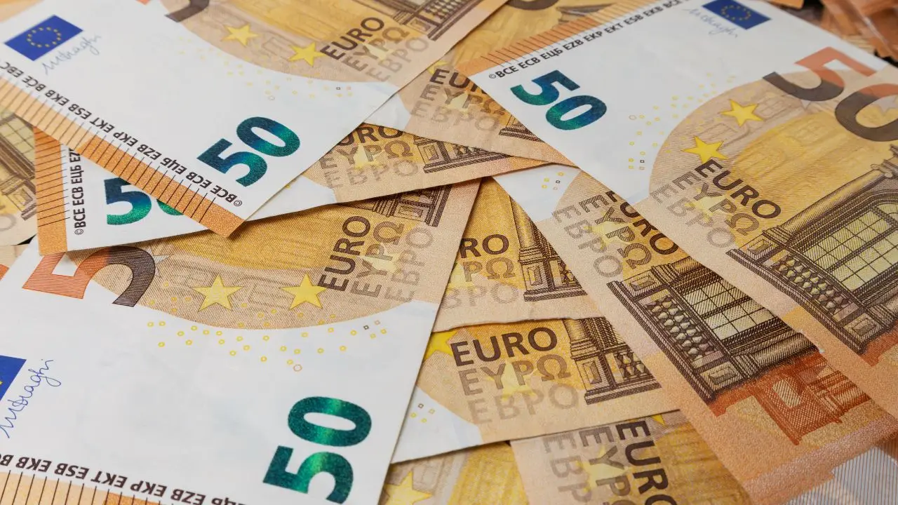 Come capire se una banconota da 50 euro è rara: i dettagli da controllare subito Come capire se una banconota da 50 euro è rara: i dettagli da controllare subito