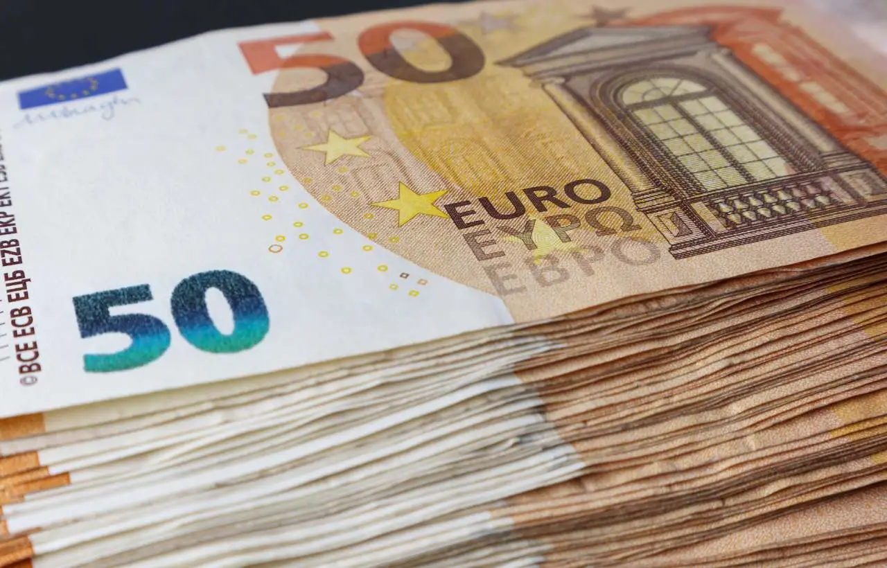 Come capire se una banconota da 50 euro è rara: i dettagli da controllare subito Come capire se una banconota da 50 euro è rara: i dettagli da controllare subito