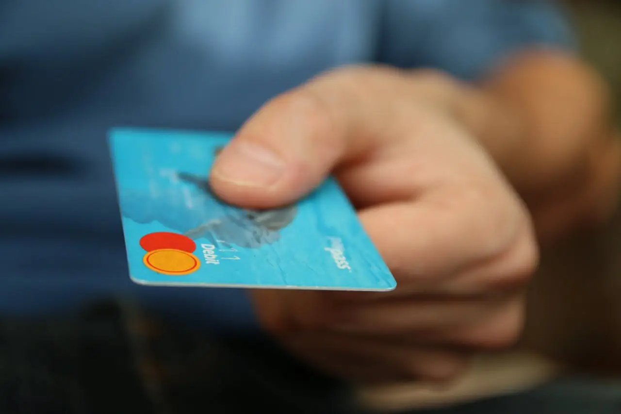 Carte di credito con canone nascosto: ecco cosa controllare nei contratti Carte di credito con canone nascosto: ecco cosa controllare nei contratti