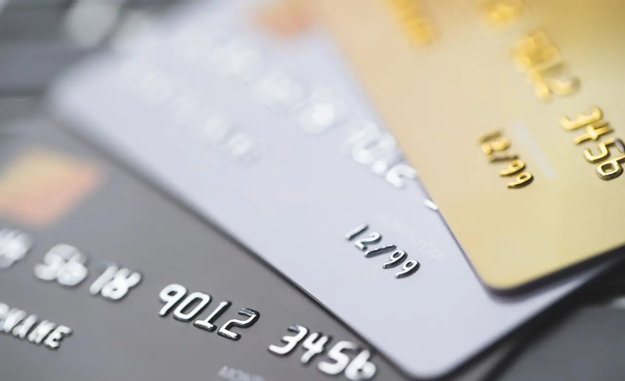 Carte di credito con canone nascosto: ecco cosa controllare nei contratti Carte di credito con canone nascosto: ecco cosa controllare nei contratti
