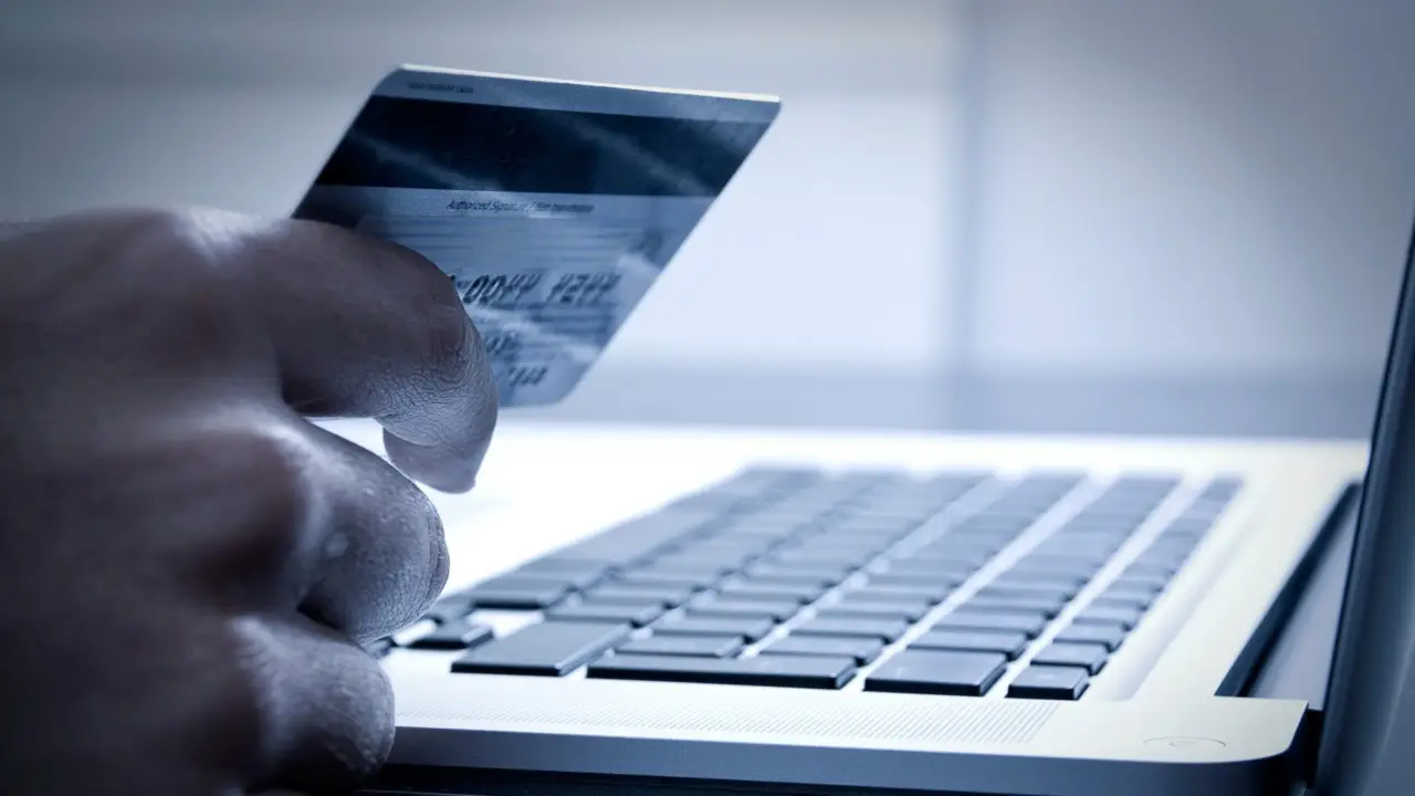 Truffe su Vinted e marketplace: il metodo che usano per rubarti i dati bancari Truffe su Vinted e marketplace: il metodo che usano per rubarti i dati bancari
