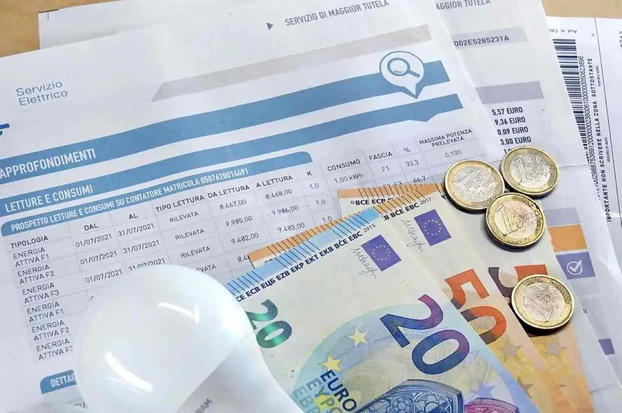 Scopri il trucco per risparmiare subito il 30% sulla bolletta della luce: la guida dell’Unione Consumatori Scopri il trucco per risparmiare subito il 30% sulla bolletta della luce: la guida dell’Unione Consumatori