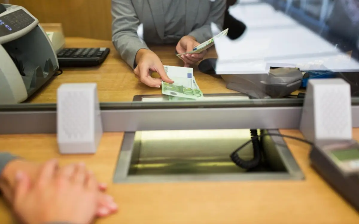 Come evitare blocchi improvvisi sul conto corrente: i documenti da controllare a giugno secondo l’ABI Come evitare blocchi improvvisi sul conto corrente: i documenti da controllare a giugno secondo l’ABI