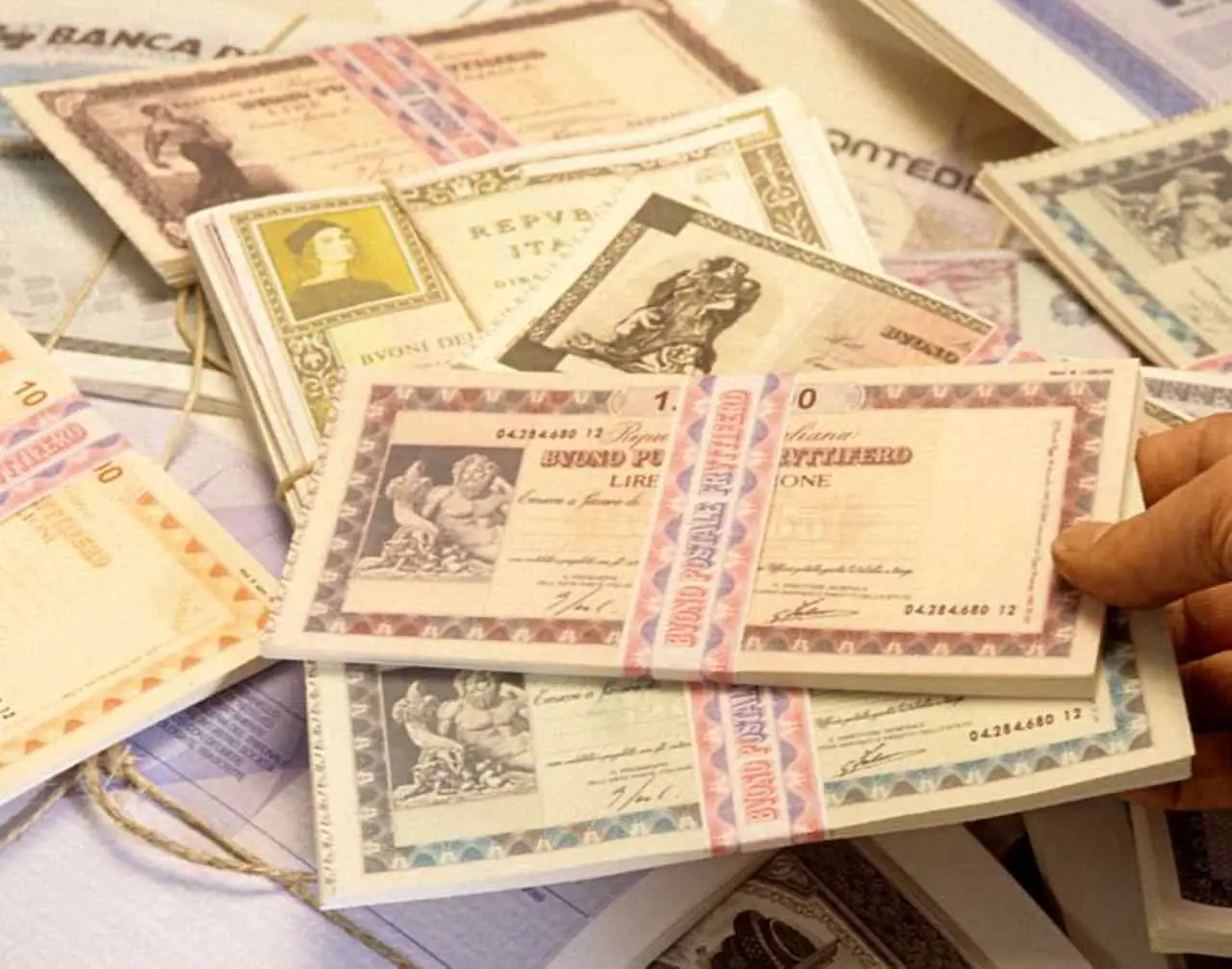 Documenti d’epoca dimenticati in soffitta? Ecco come possono trasformarsi in una rendita extra secondo i collezionisti Documenti d’epoca dimenticati in soffitta? Ecco come possono trasformarsi in una rendita extra secondo i collezionisti