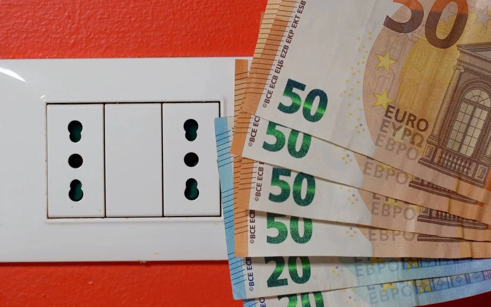 Bonus bollette luce giugno 2025: come ottenere subito i 200 euro extra secondo i consumatori Bonus bollette luce giugno 2025: come ottenere subito i 200 euro extra secondo i consumatori