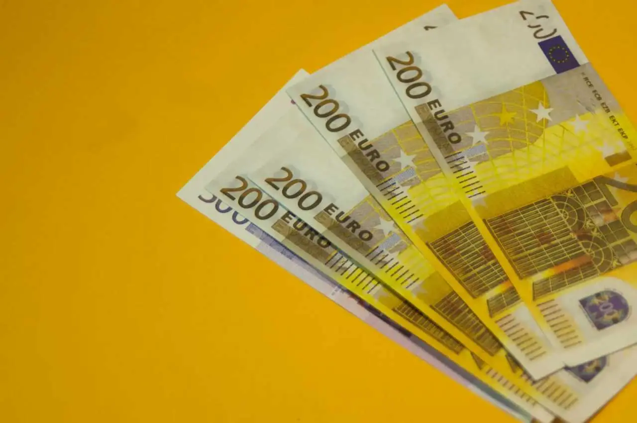 Bonus bollette luce giugno 2025: come ottenere subito i 200 euro extra secondo i consumatori Bonus bollette luce giugno 2025: come ottenere subito i 200 euro extra secondo i consumatori