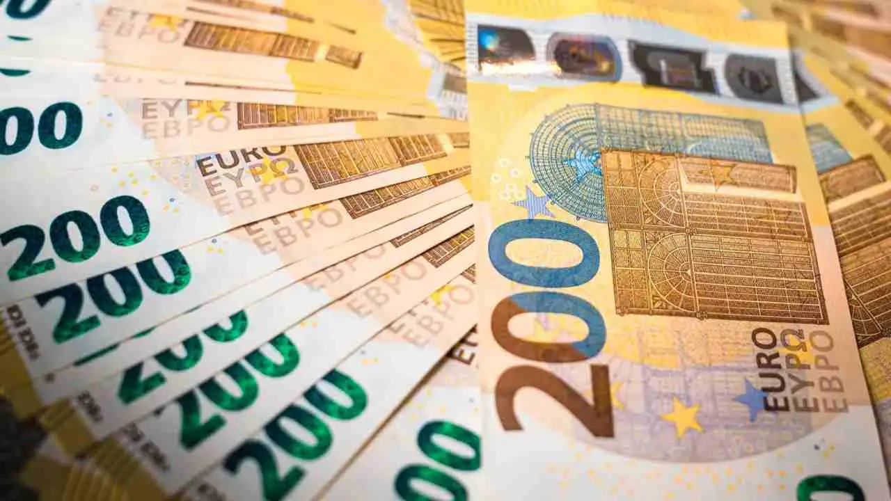 Bonus bollette luce giugno 2025: come ottenere subito i 200 euro extra secondo i consumatori Bonus bollette luce giugno 2025: come ottenere subito i 200 euro extra secondo i consumatori